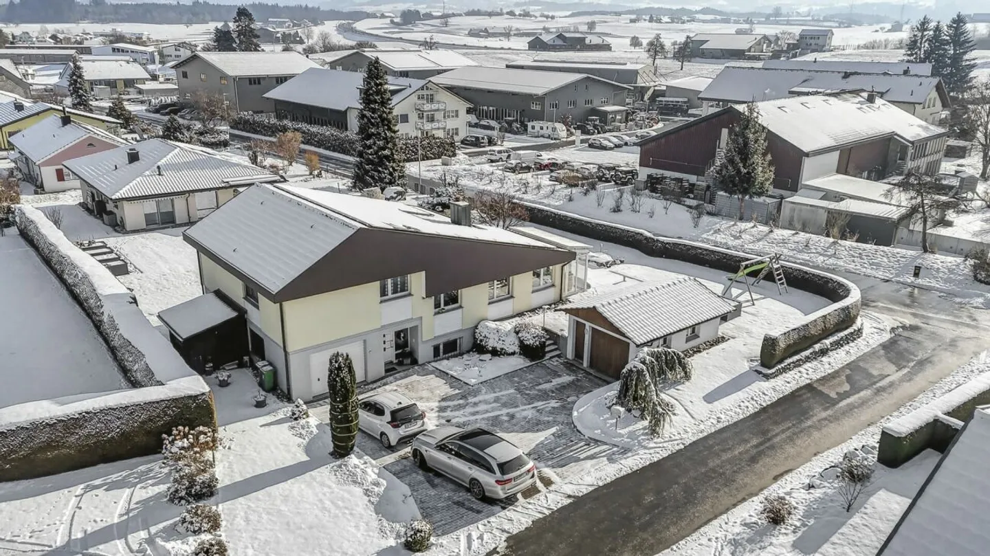 Casa familiare indipendente con molto spazio, idillio da giardino e tecnologia sostenibile - Foto 3 di 13