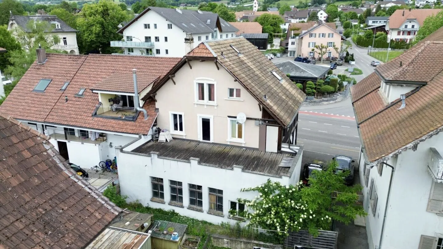 Investors pay attention: Multi-family house with great potential in Selzach - Photo 2 of 12