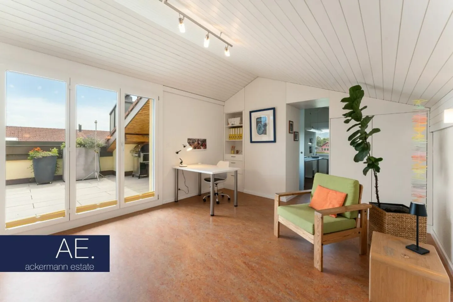 Spacious Duplex with Private Terrace - Photo 10 of 12