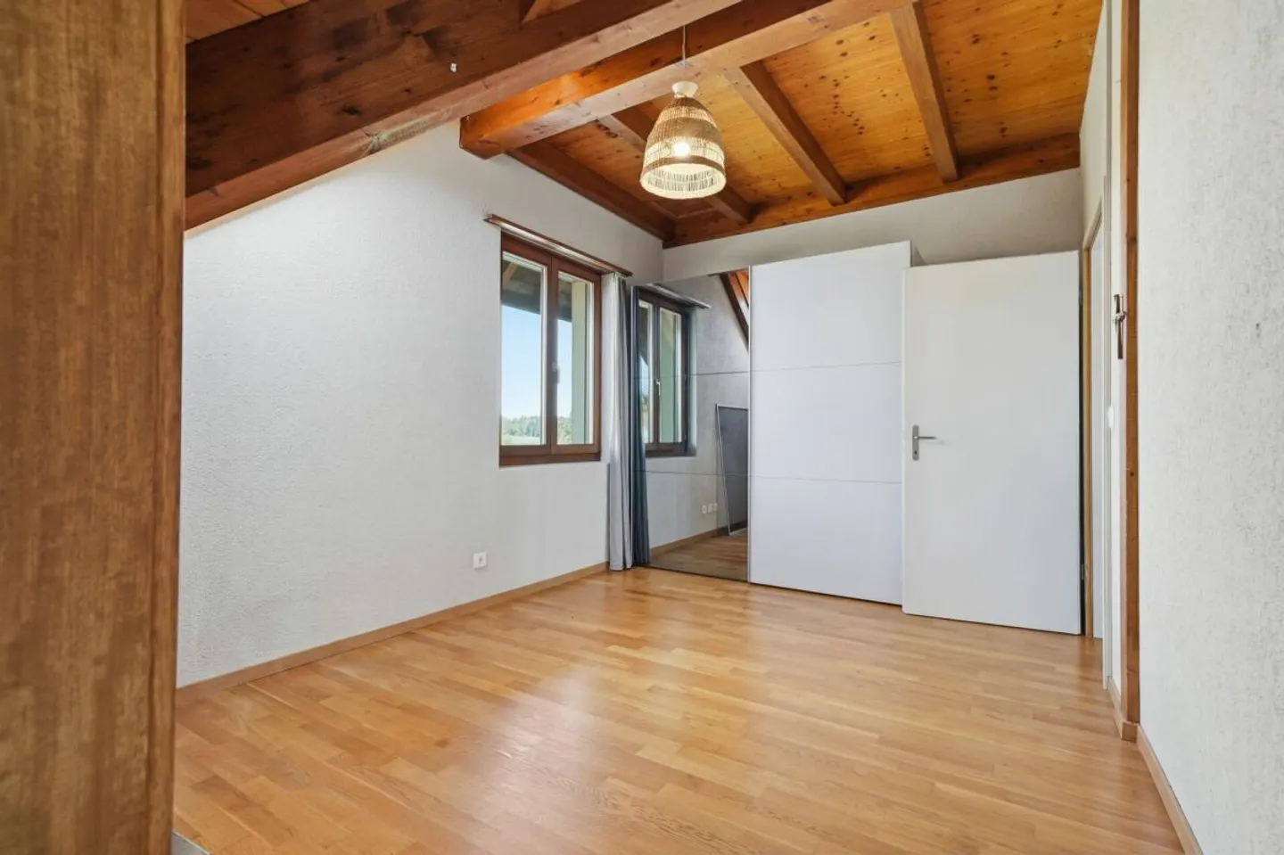Spacious Semi-Detached Family House with Plenty of Space and Conservatory - Photo 8 of 13