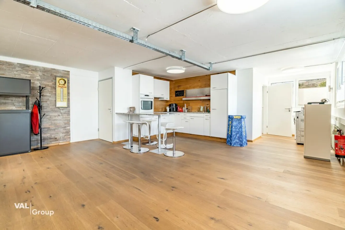 Versatile commercial premises with storage and office - ideal for SMEs or service providers - Photo 3 of 13