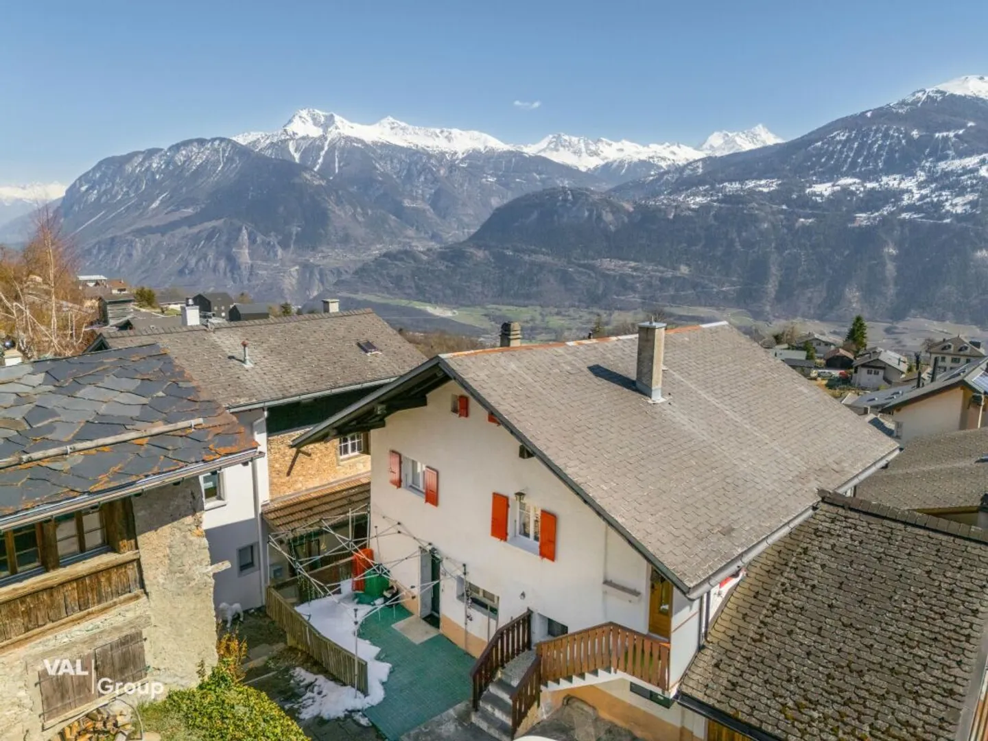 Sunny Apartment with Balcony and View of the Alps - Photo 9 of 12