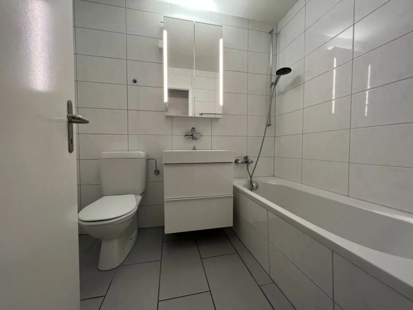 Geräumige und moderne 2.5 Zimmer Wohnung mit Balkon an ruhiger Lage - Foto 5 von 9