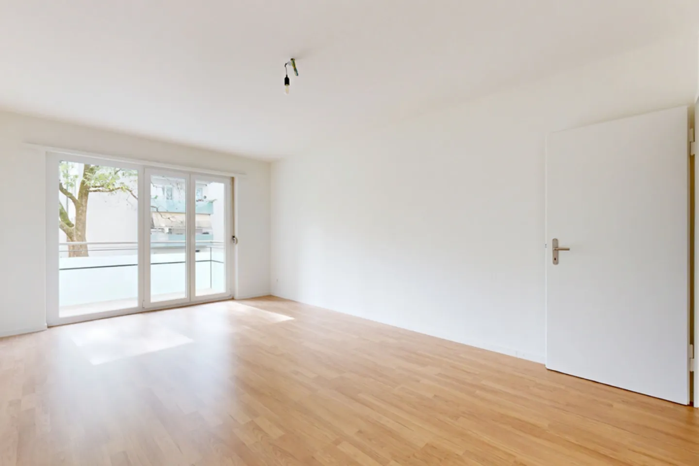 Appartement lumineux de 3 pièces au rez-de-chaussée avec balcon et lave-linge-sèche-linge - Photo 1 sur 11