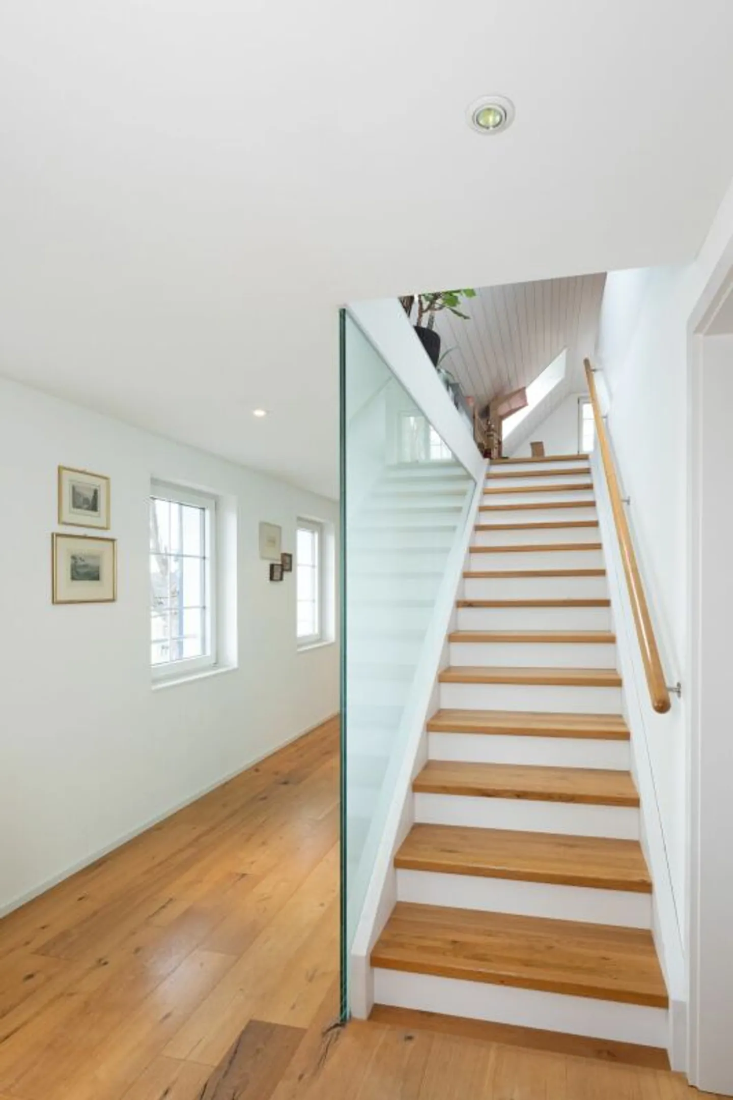 Magnifique maison individuelle modernisée avec une intimité absolue et vue sur le lac - Photo 2 sur 13