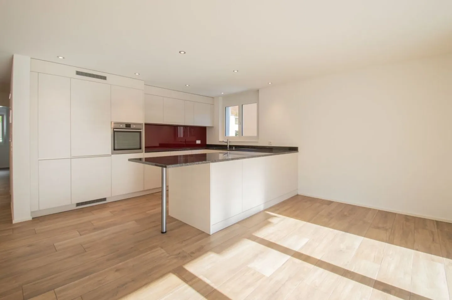 Spacious, modern apartment in a sunny location - Photo 4 of 13