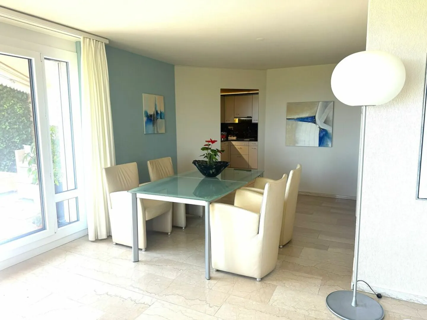 3,5 Zimmer Terrassenhaus in ruhiger, sonniger Lage mit unverbaubarer Weitsicht auf den Zürichsee und in die Alpen - Photo 3 of 13