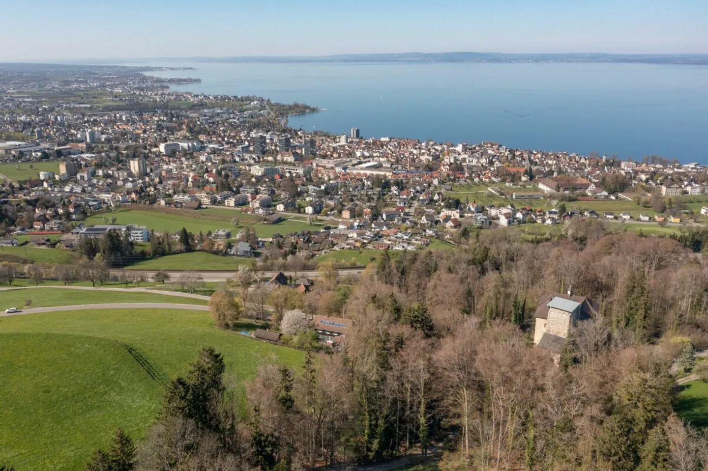 Magnifique maison individuelle modernisée avec une intimité absolue et vue sur le lac - Photo 7 sur 13
