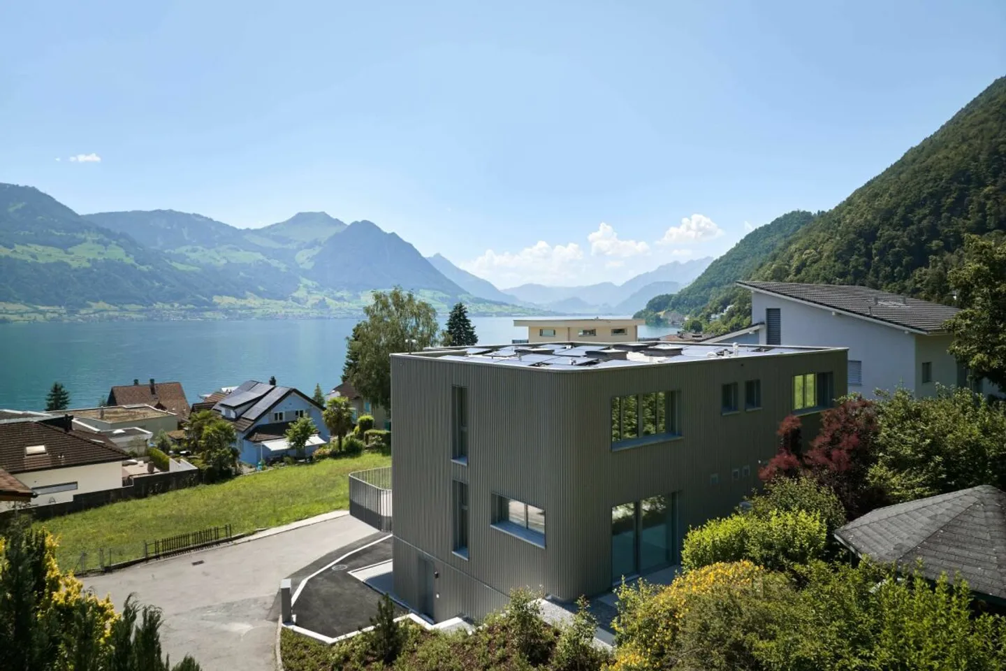 Charmantes Doppeleinfamilienhaus mit Seesicht - Foto 2 von 13