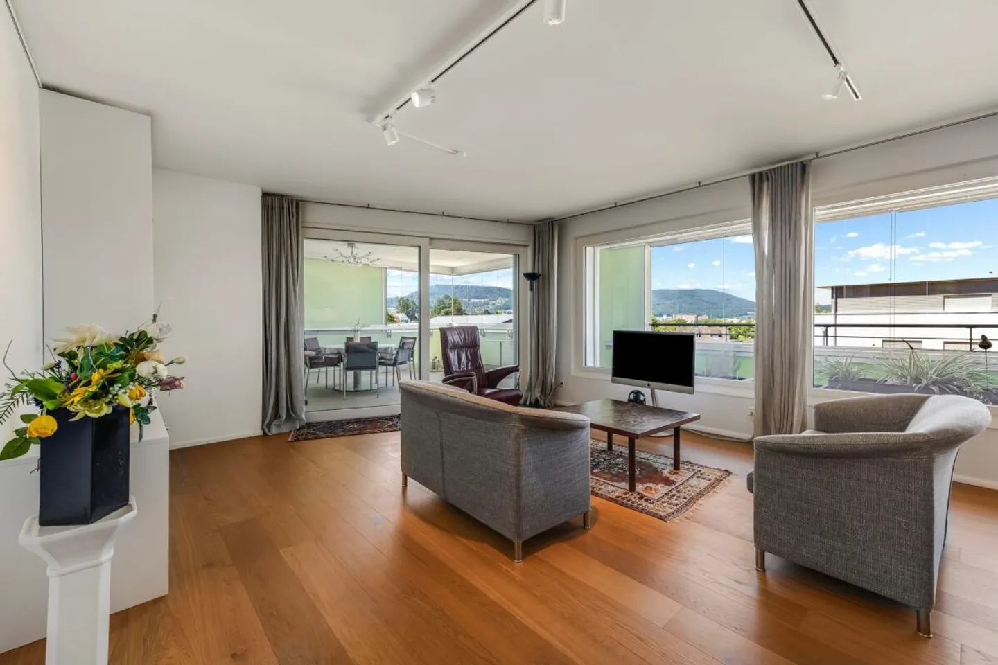 Appartamento moderno con balcone - Foto 2 di 13