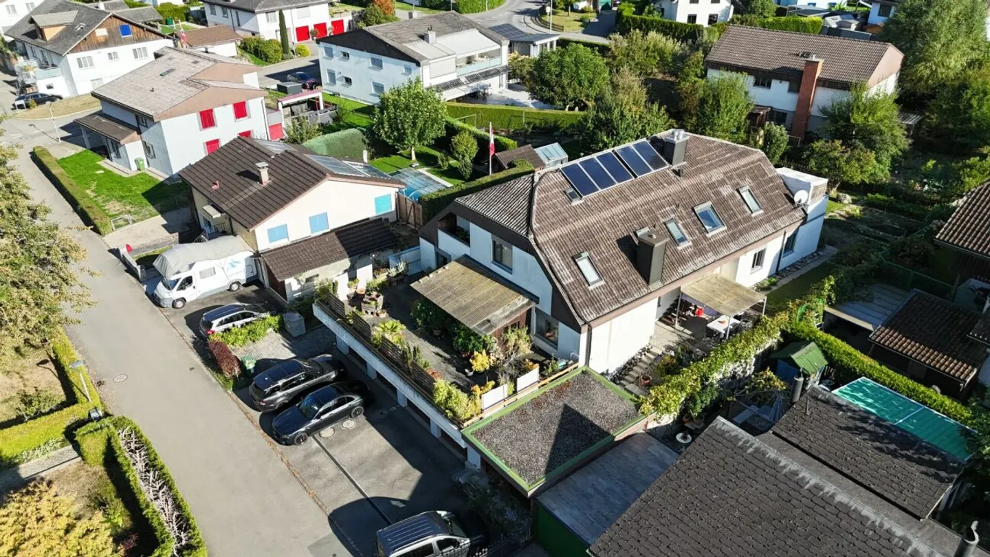 Maison multifamiliale bien entretenue avec 3 unités résidentielles et potentiel d'augmentation des loyers à Oberrüti - Photo 1 sur 9
