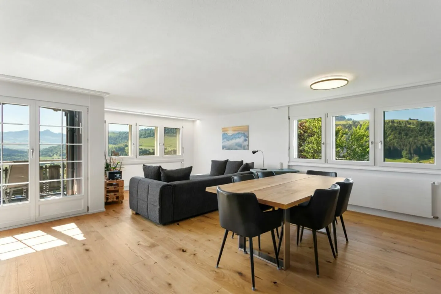 Like-new renovated and modern apartment in the green with great views - Photo 2 of 13