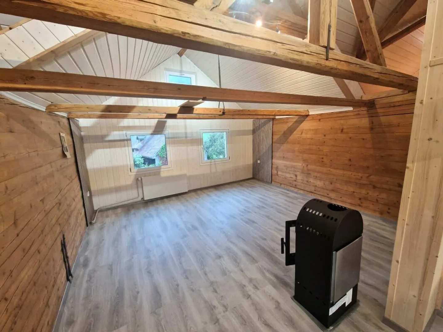 Appartement sous les combles lumineux et fraîchement rénové de 3,5 pièces avec cheminée - Photo 2 sur 9