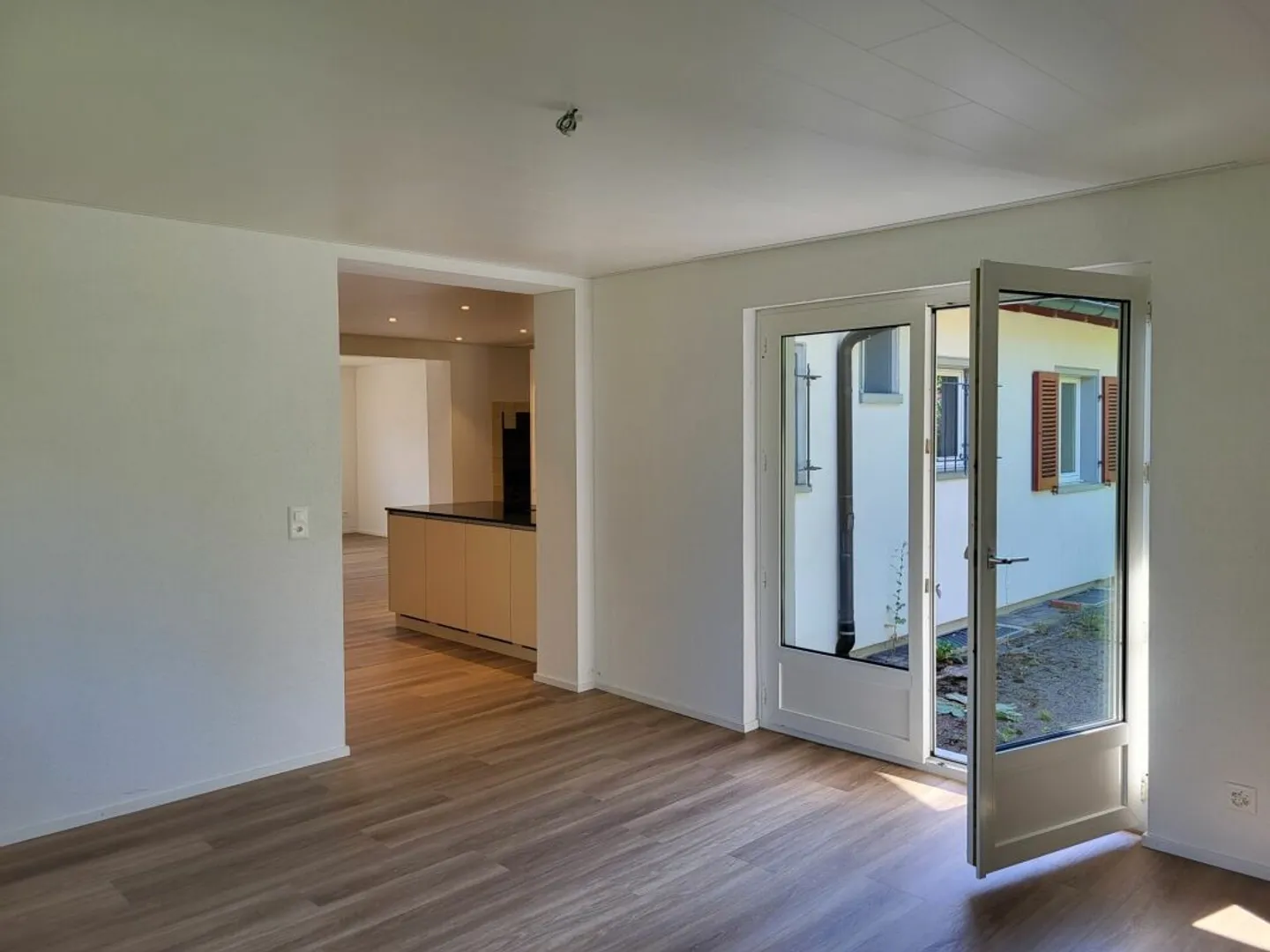 Casa unifamiliare recentemente ristrutturata con grande giardino - Foto 5 di 13