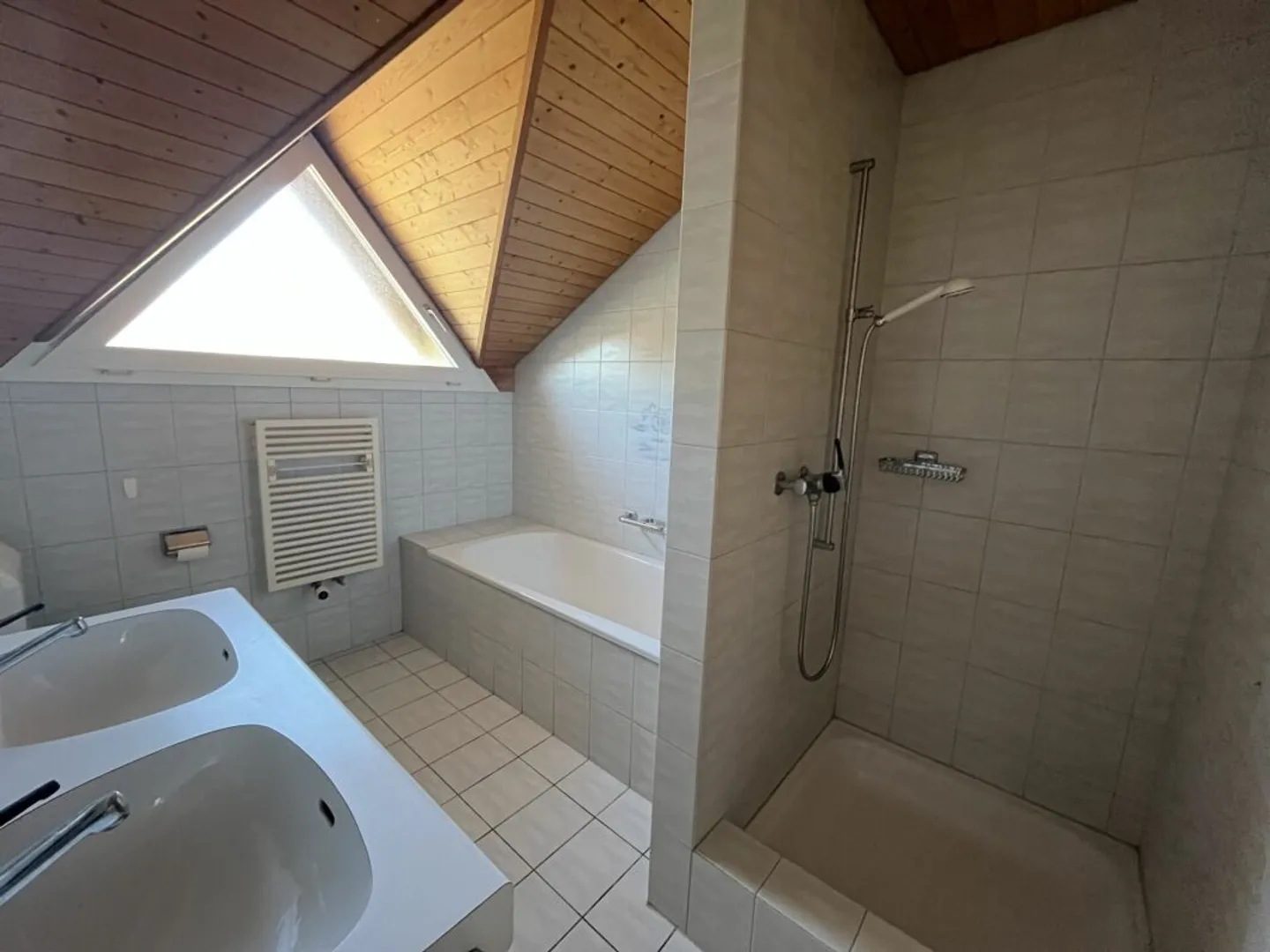 Charming semi-detached house with large garden and plenty of potential in a quiet location in Bözen - Photo 7 of 13