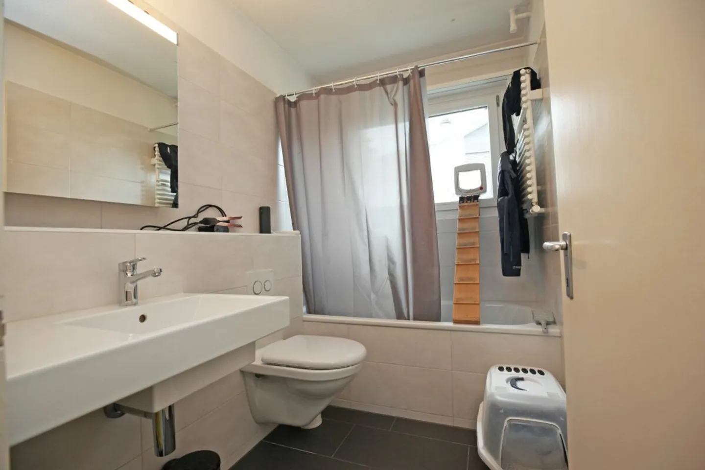 Appartement mansardé confortable de 5,5 pièces dans un endroit calme à Boll - Photo 6 sur 9