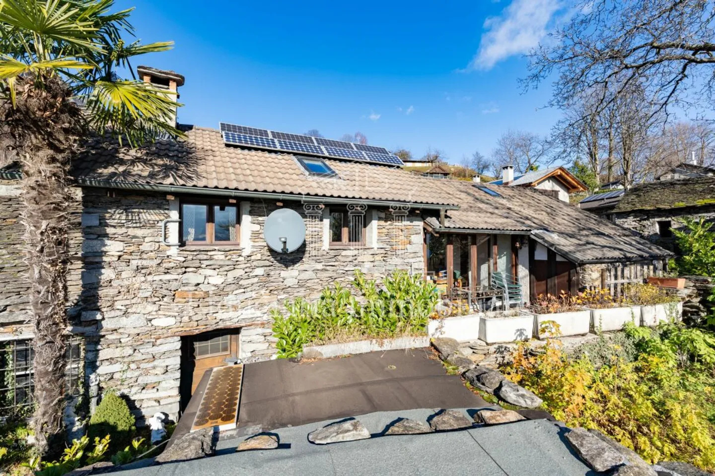 BRISSAGO - Charmante maison rustique de 3,5 pièces dans un emplacement ensoleillé avec vue imprenable sur le lac - Photo 1 sur 13