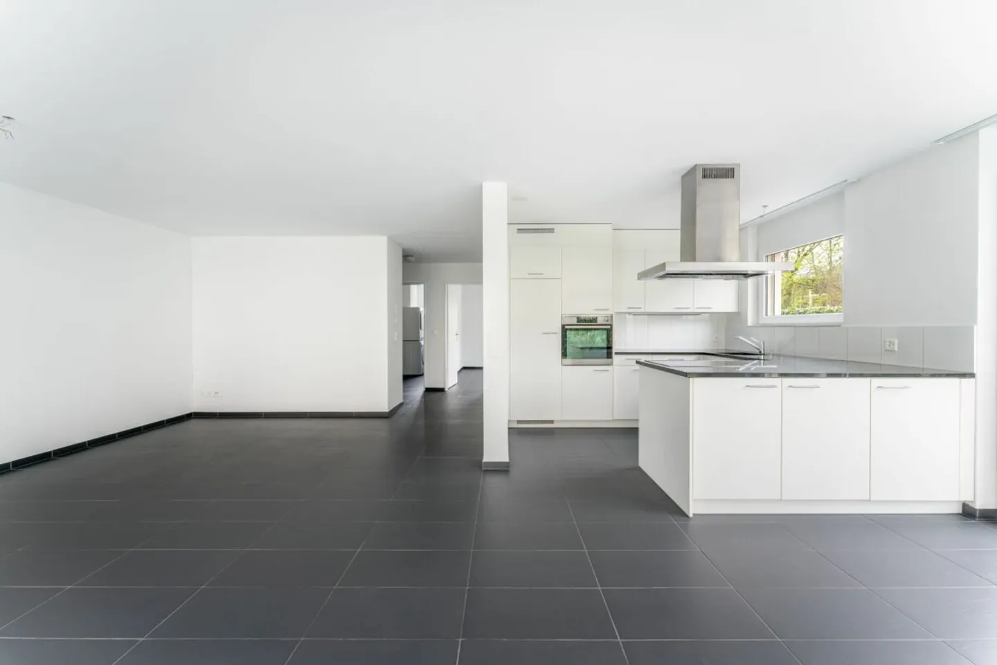 Well-maintained 3.5 room apartment in a quiet location on the upper floor - Photo 5 of 13