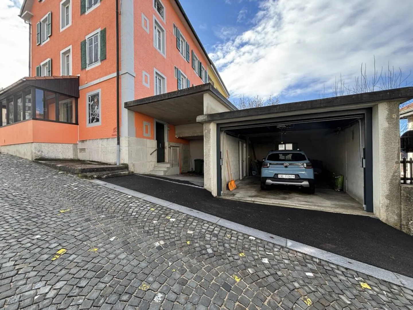 Beautiful family building with terrace and garden - Photo 2 of 13