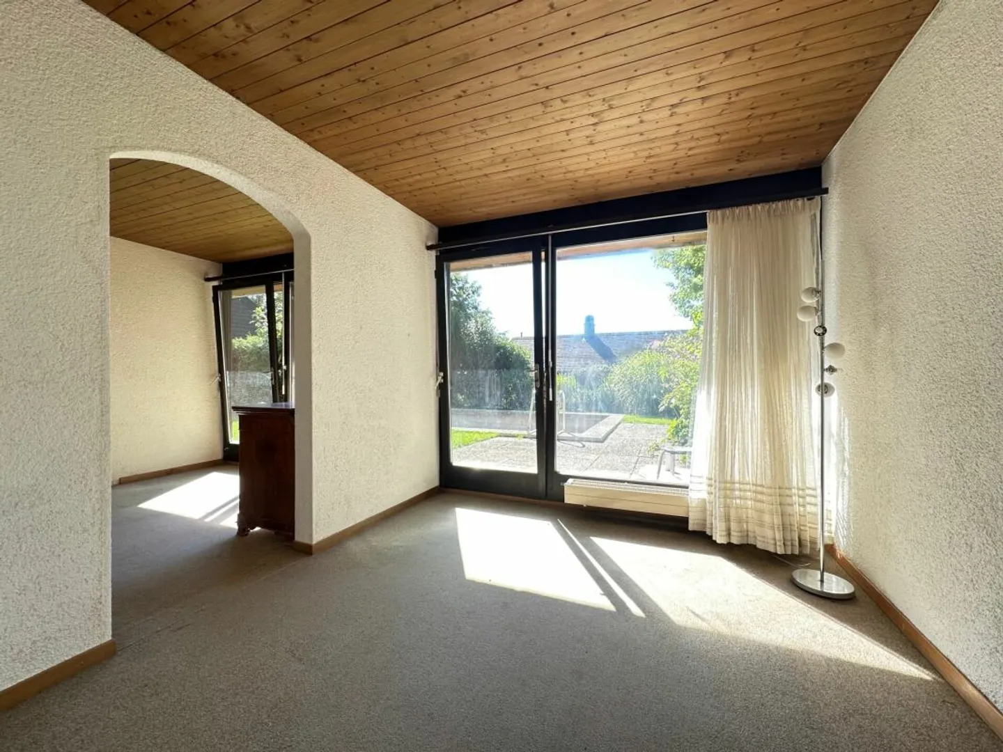 Freistehendes 7-Zimmer-Einfamilienhaus mit Pool und Weitsicht - Photo 12 of 13
