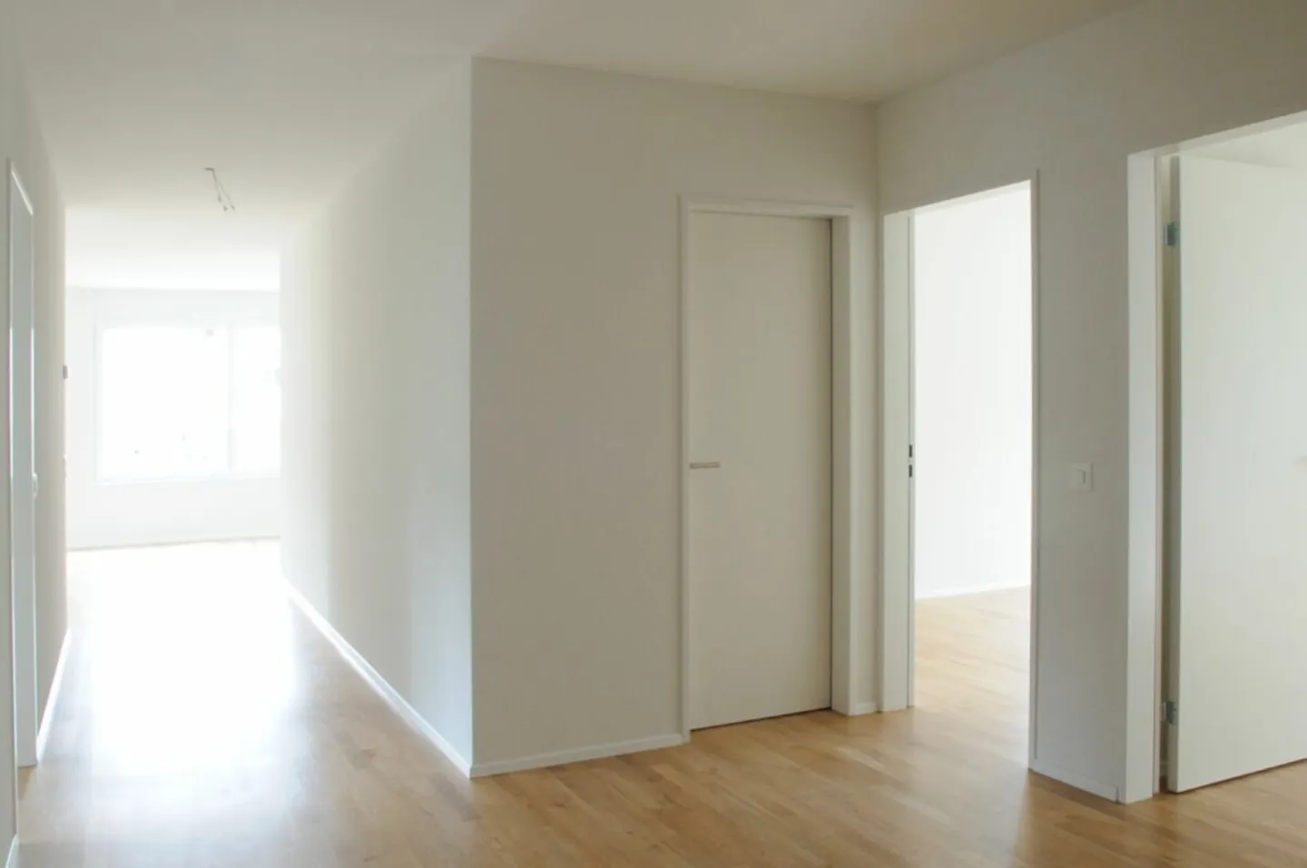 Appartamento affascinante di 4,5 stanze in un quartiere tranquillo e ben curato - con balcone soleggiato e molto comfort abitativo. - Foto 9 di 13