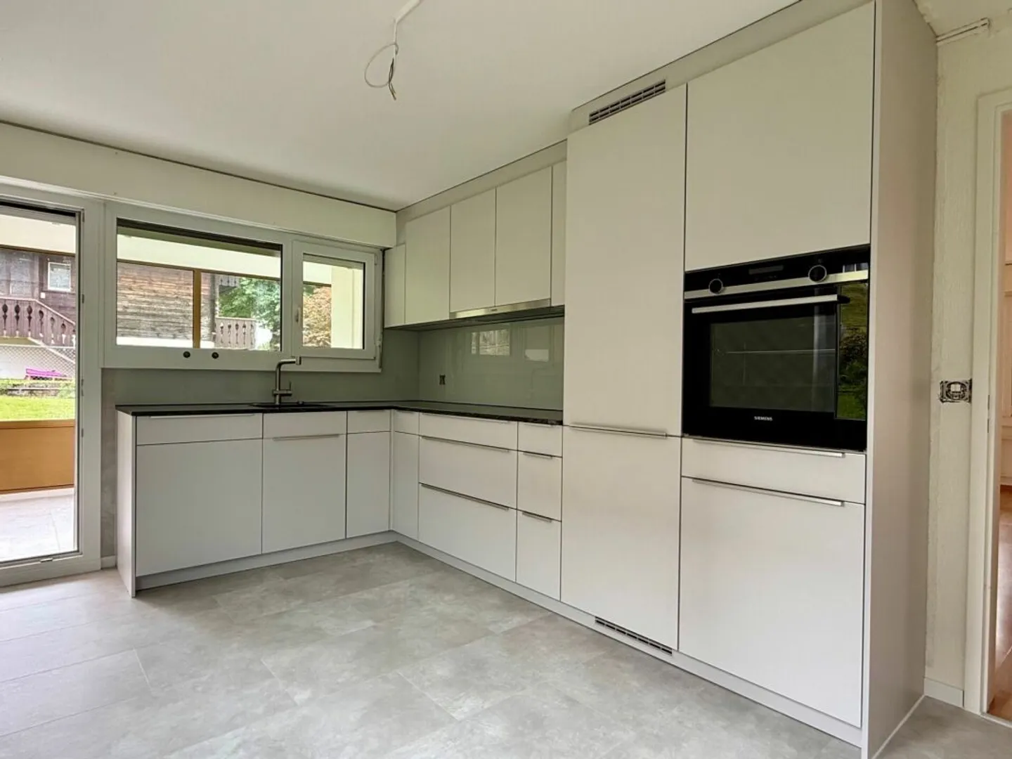 5.5-Room Ground Floor Apartment with Winter Garden and Land Share - Photo 3 of 8