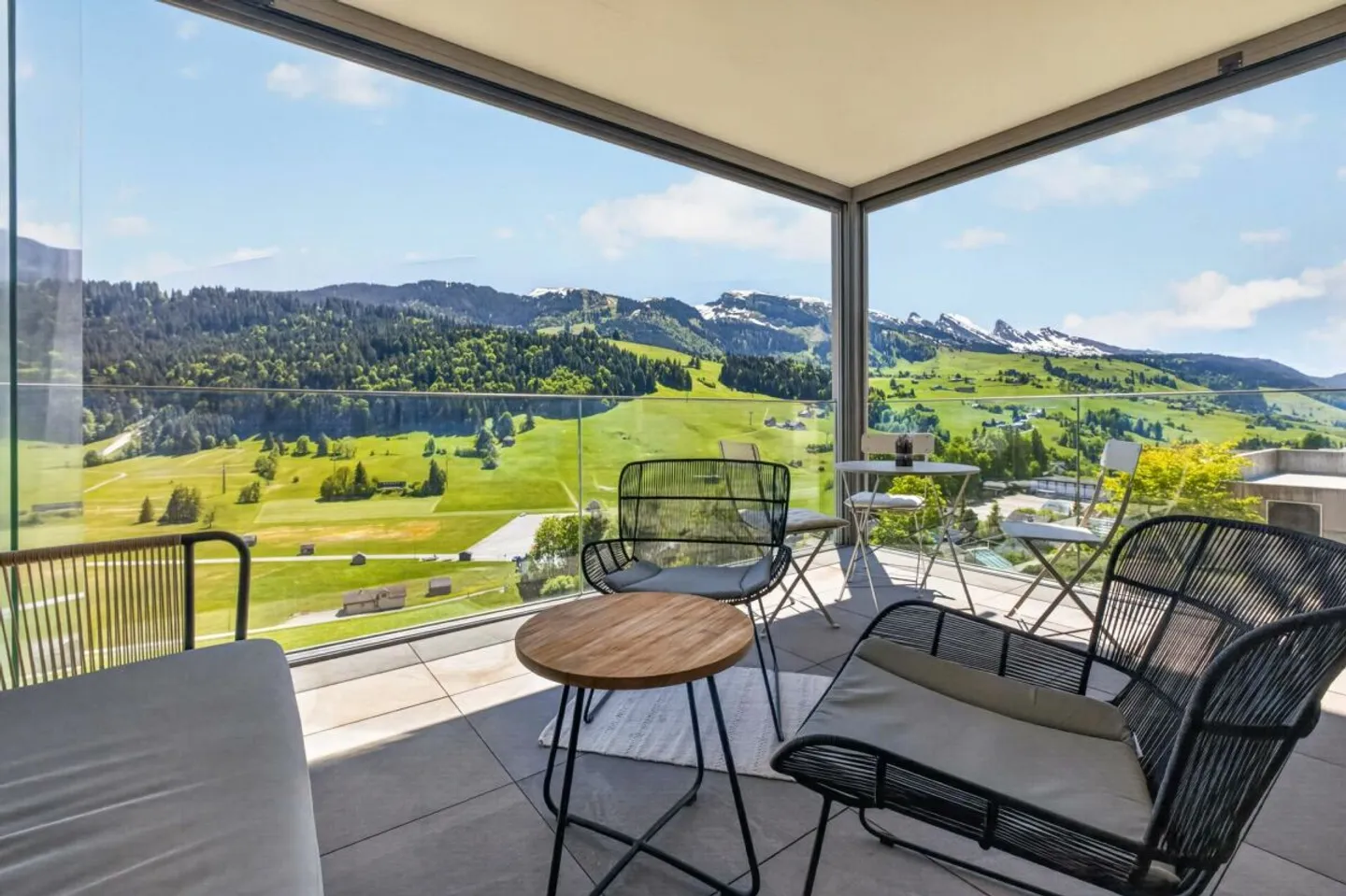 Vivre avec vue - Appartement de 3,5 pièces de haute qualité (adapté pour les résidences secondaires) avec balcon et terrasse - Photo 13 sur 13