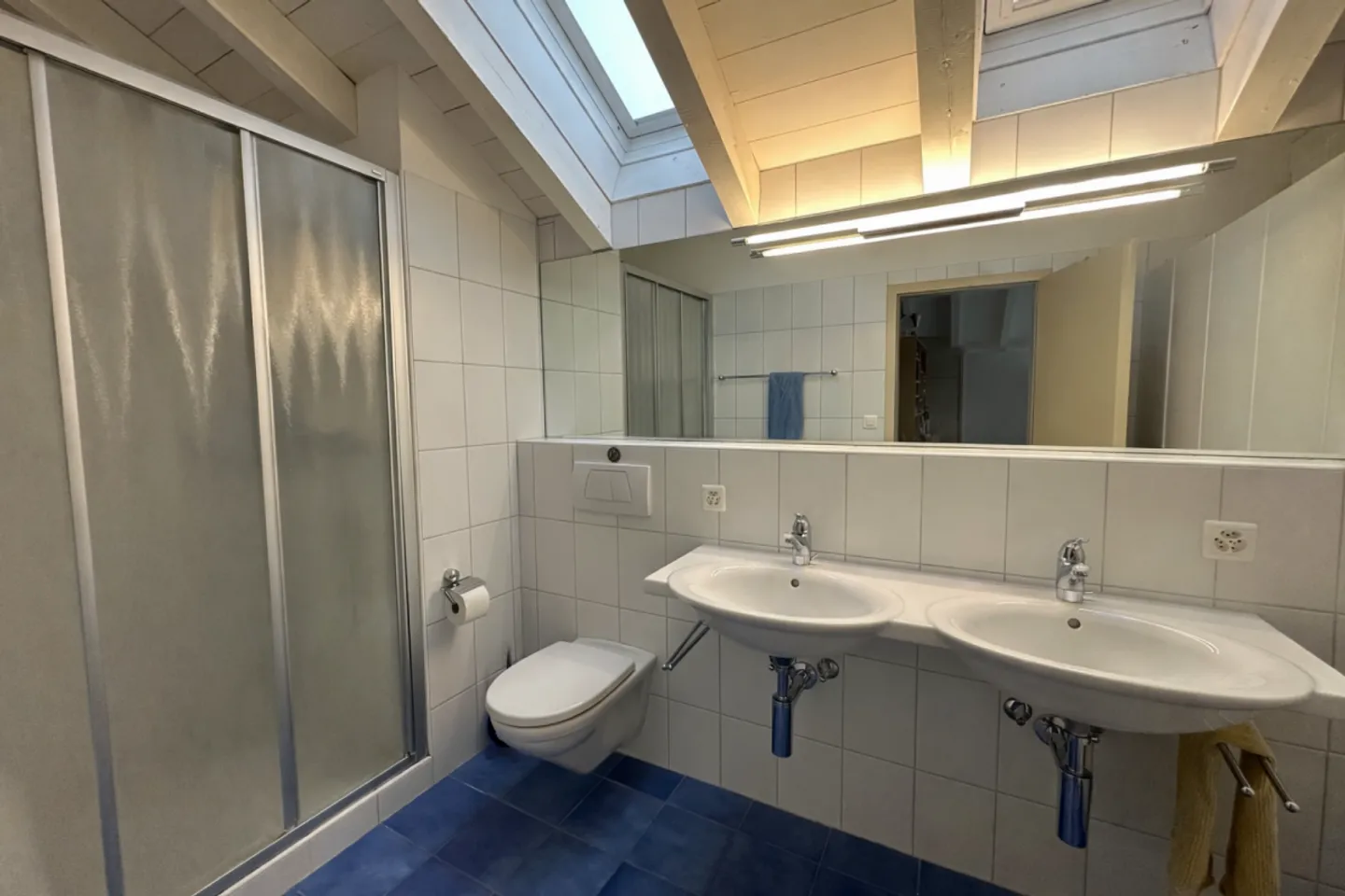 Single-family house with lake view - Photo 8 of 9