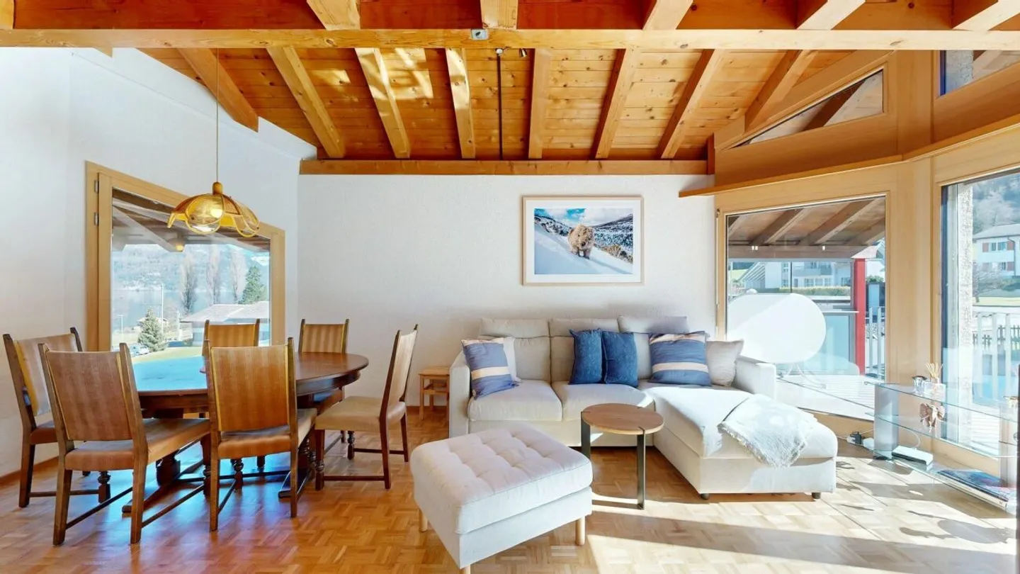 Cozy main or holiday residence with gallery and lake view - Photo 2 of 13