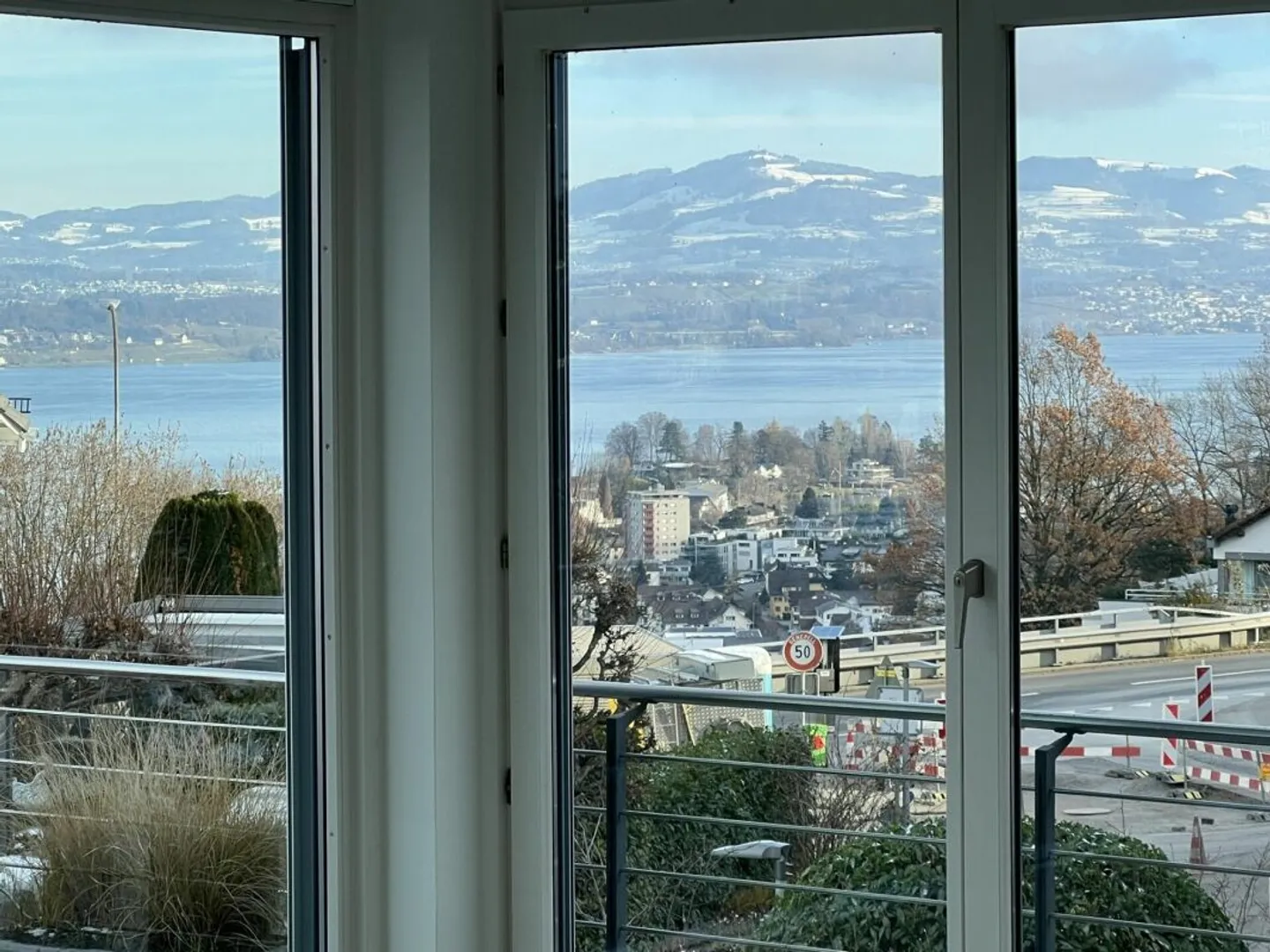 Wohnen mit Weitblick: Traumhafte 6.5-Zimmer-Terrassenwohnung mit Seesicht in Wollerau - Foto 12 von 13