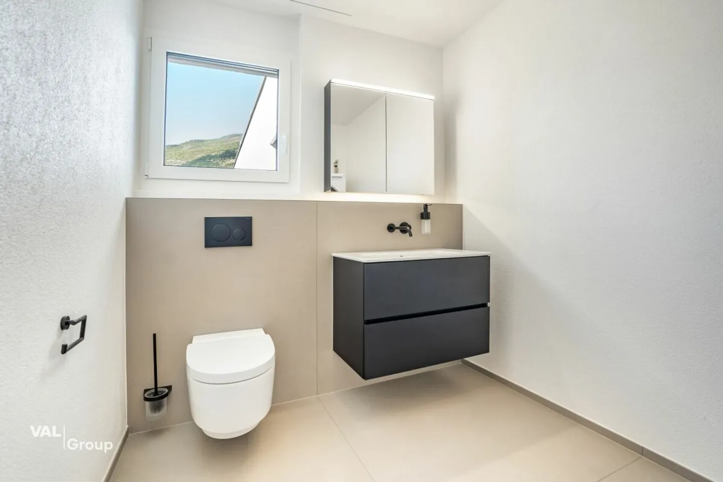 Tee off, arrive and breathe easy: Exclusive penthouse in the golf residence - Photo 7 of 12