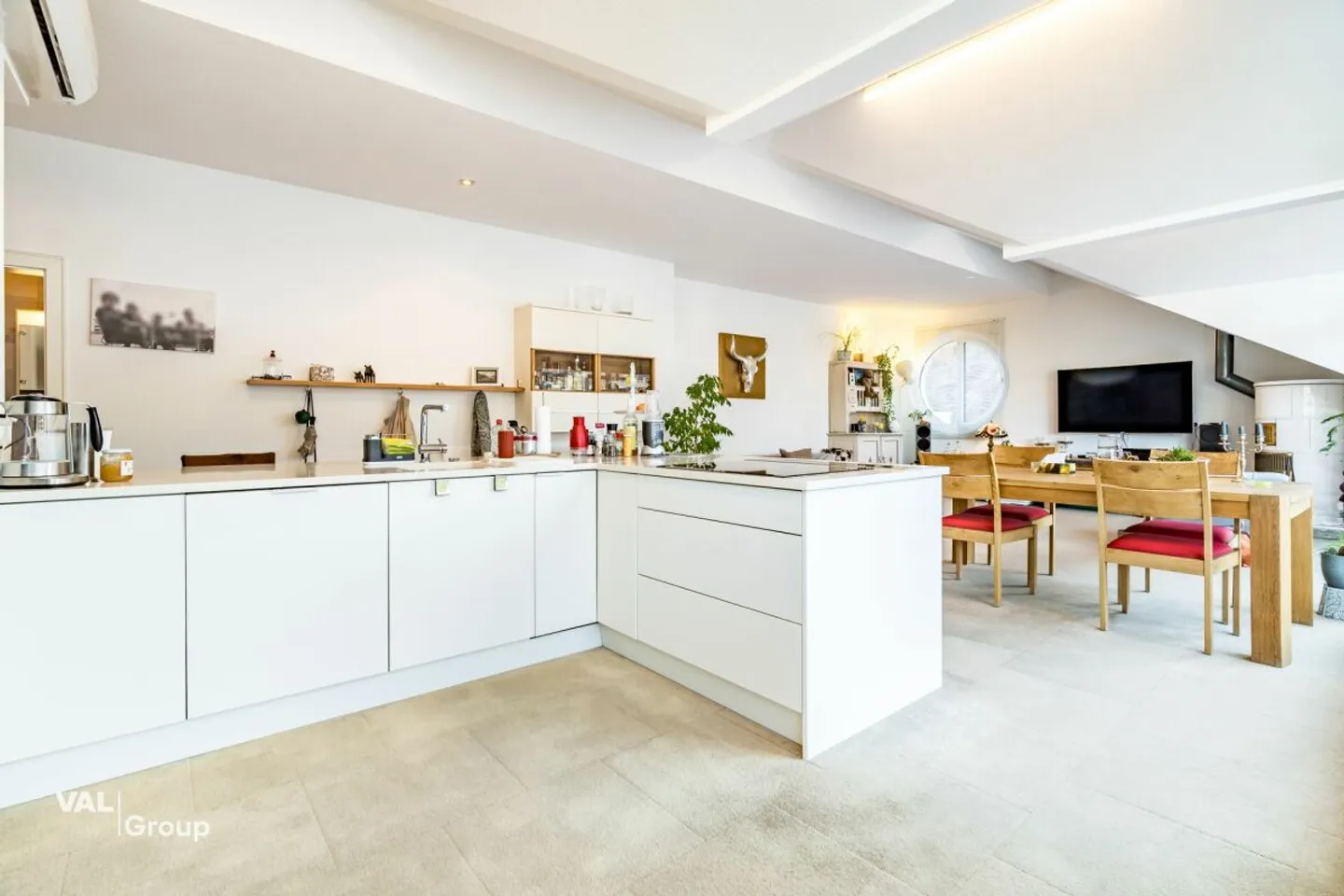 Exclusive 4.5-room penthouse apartment with lift directly into the apartment and large panoramic terrace in Visp - Photo 4 of 13