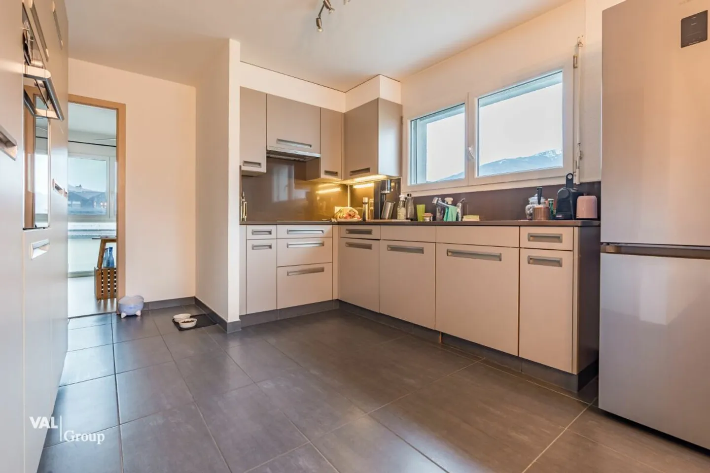 A bright space where life is good - Photo 4 of 13