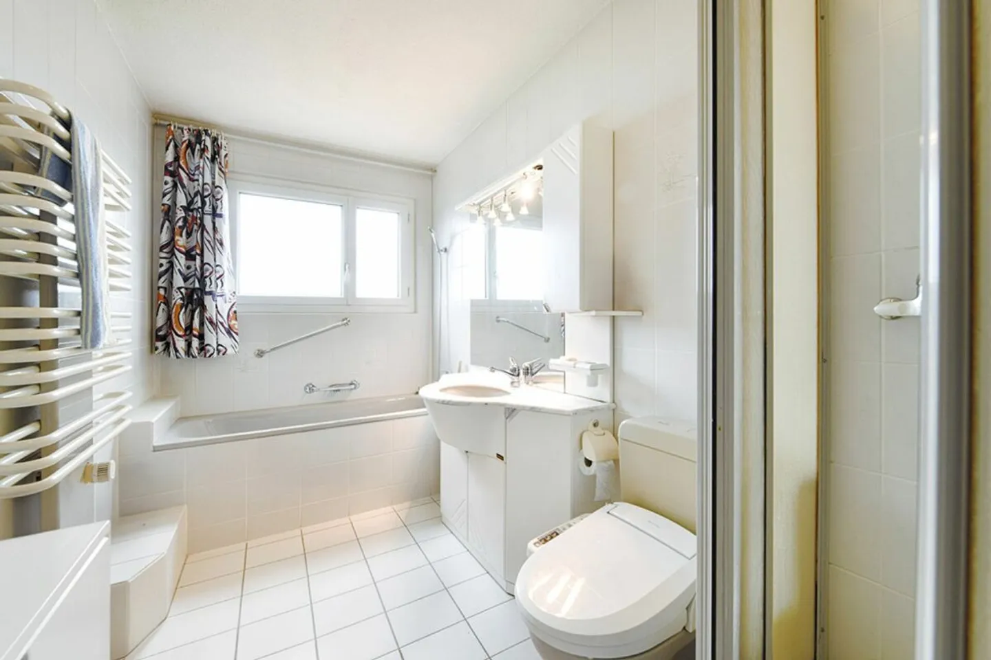 4.5 Room Penthouse Apartment in a Quiet Location with Distant Views - Photo 7 of 10