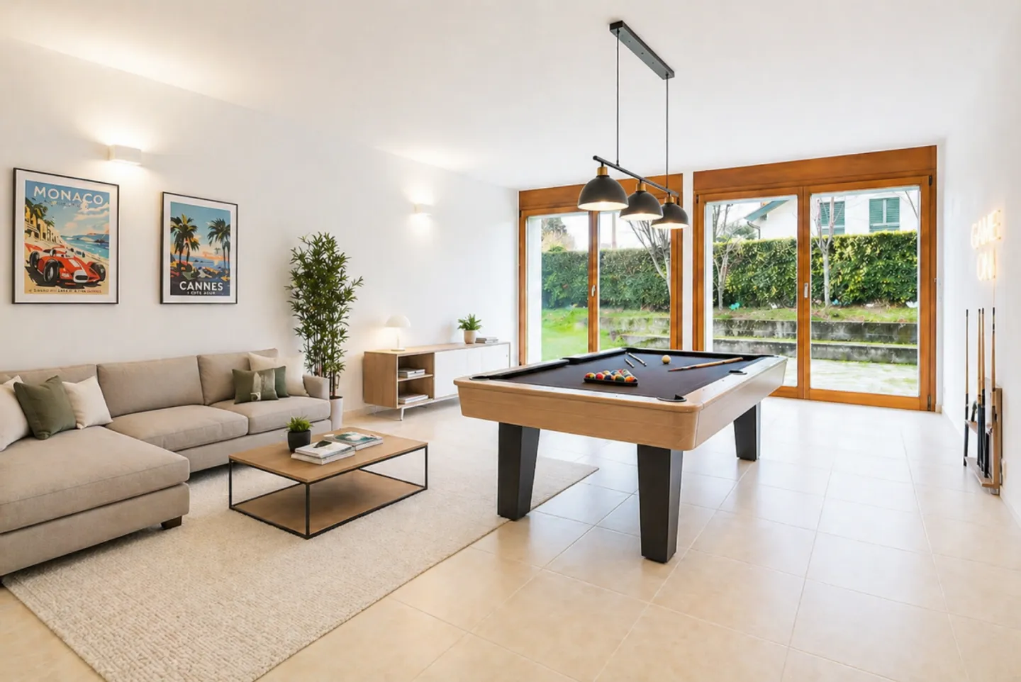 Villa with spectacular volumes, bathed in light and full of charm - Multiple spaces and great potential - Photo 2 of 10