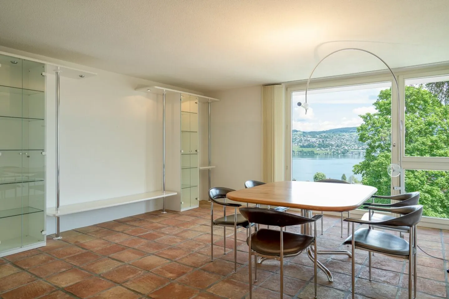 Appartamento duplex di 5.5 locali con vista da sogno, piscina esterna e campo da tennis - Foto 5 di 13