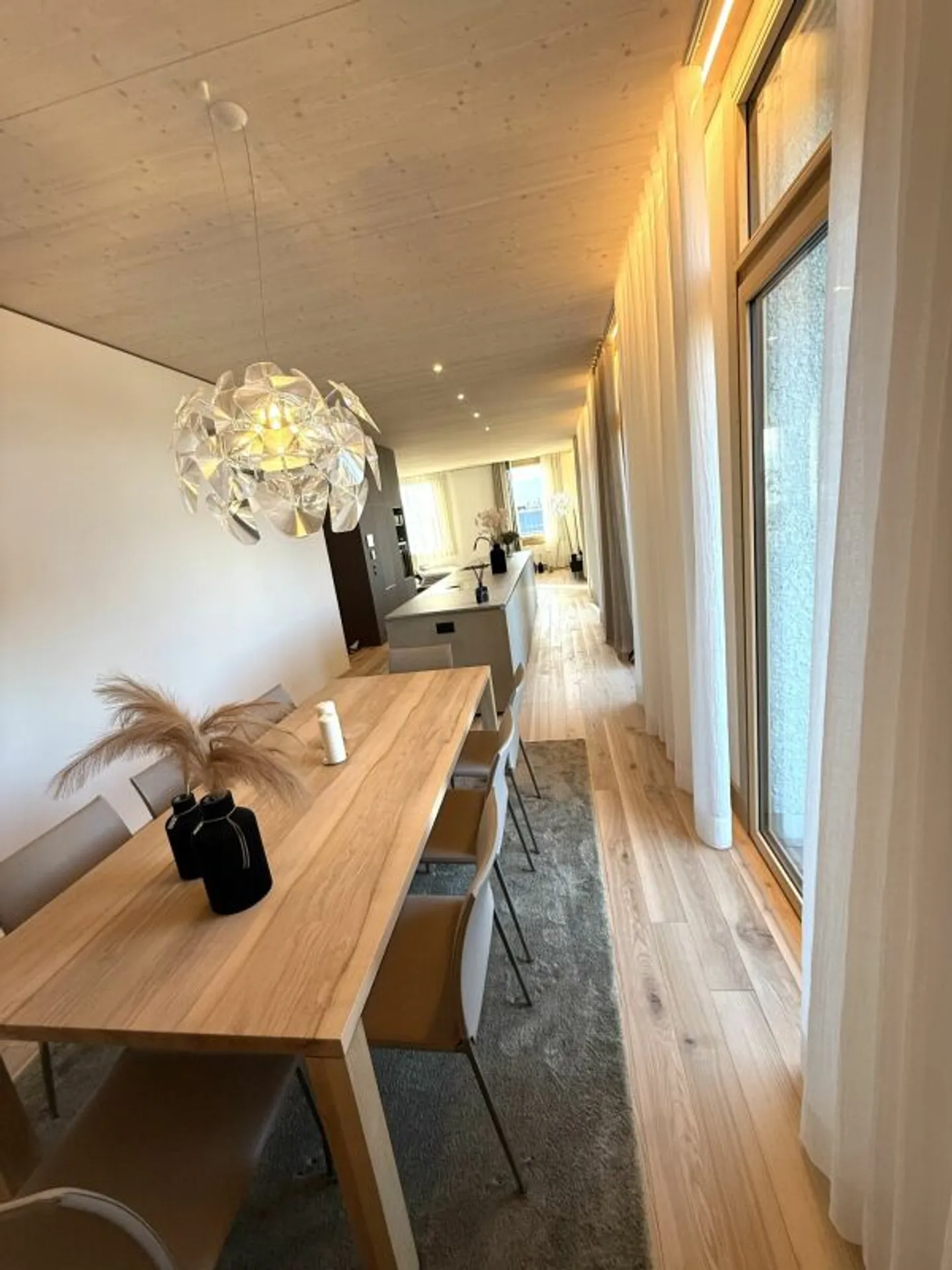 Modern and spacious 3.5-room penthouse apartment in a central residential location - Photo 2 of 13