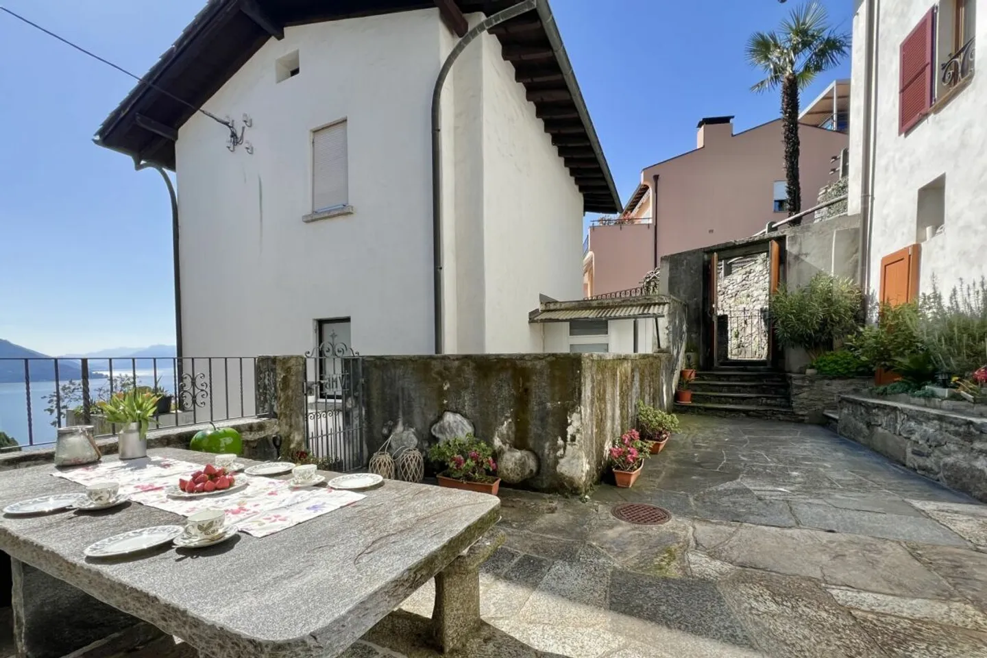 Grande casa di villaggio con vista sul lago, bel giardino e parcheggio - Foto 11 di 13