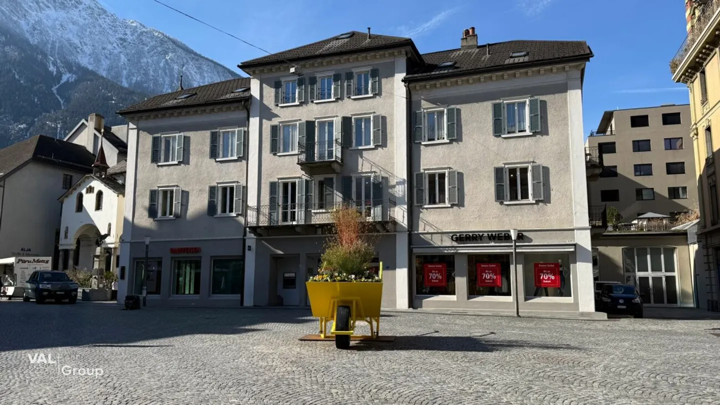 Spazio commerciale unico direttamente nella vivace piazza di Brig - Foto 1 di 13