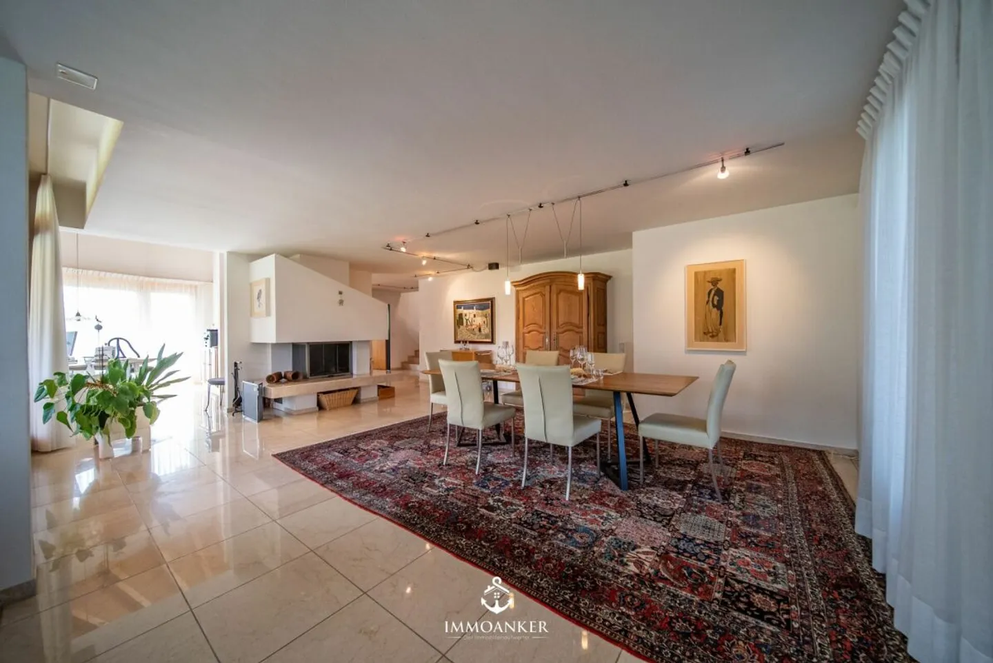 Californian Living in the Heart of the Valley - Photo 3 of 13