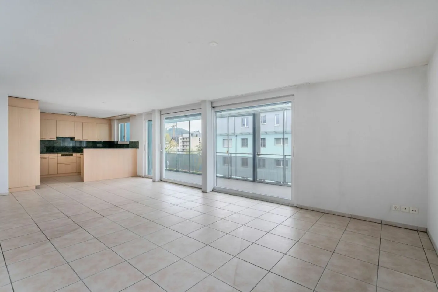 4.5 Room Apartment with Exciting Floor Plan in Ideal Location - Photo 3 of 13
