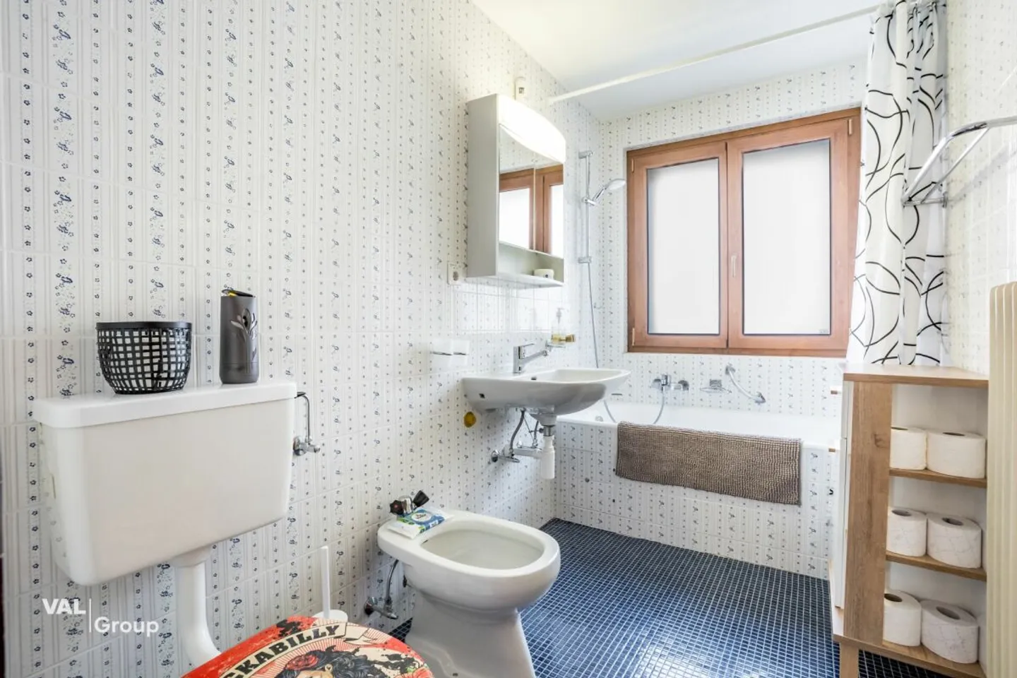 Un cocoon alpino luminoso con camino e vista libera - Foto 9 di 13