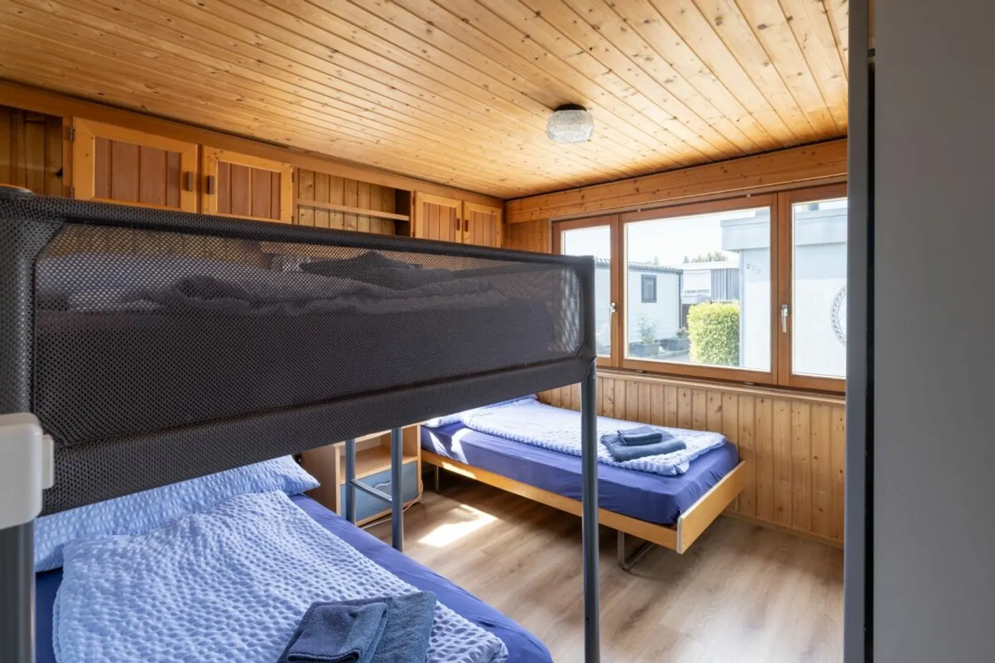 Beau bungalow de 3,5 pièces dans un emplacement calme à Caravaning Gletterens - Photo 8 sur 13