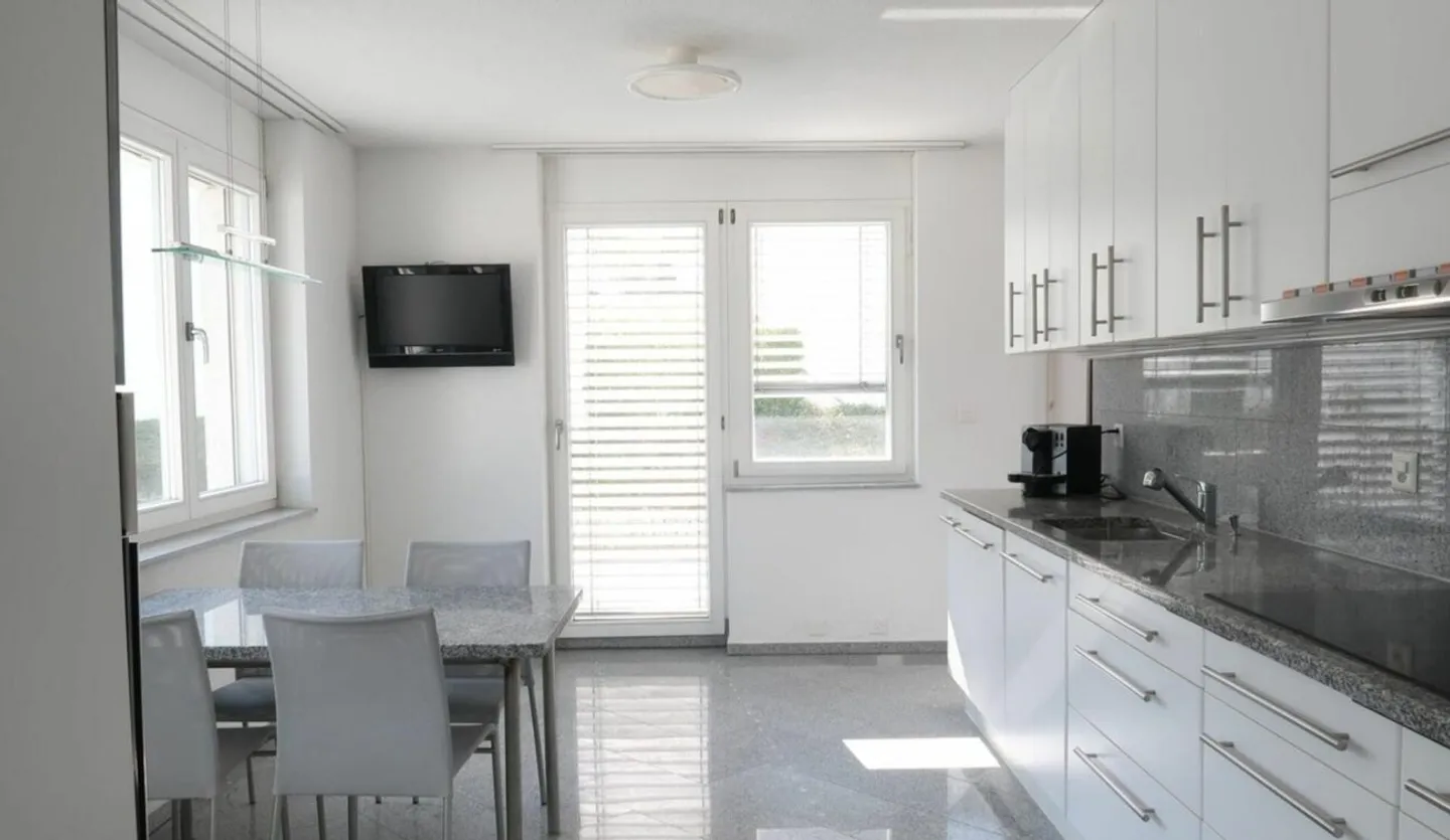 Ampia casa familiare con giardino - Foto 3 di 11