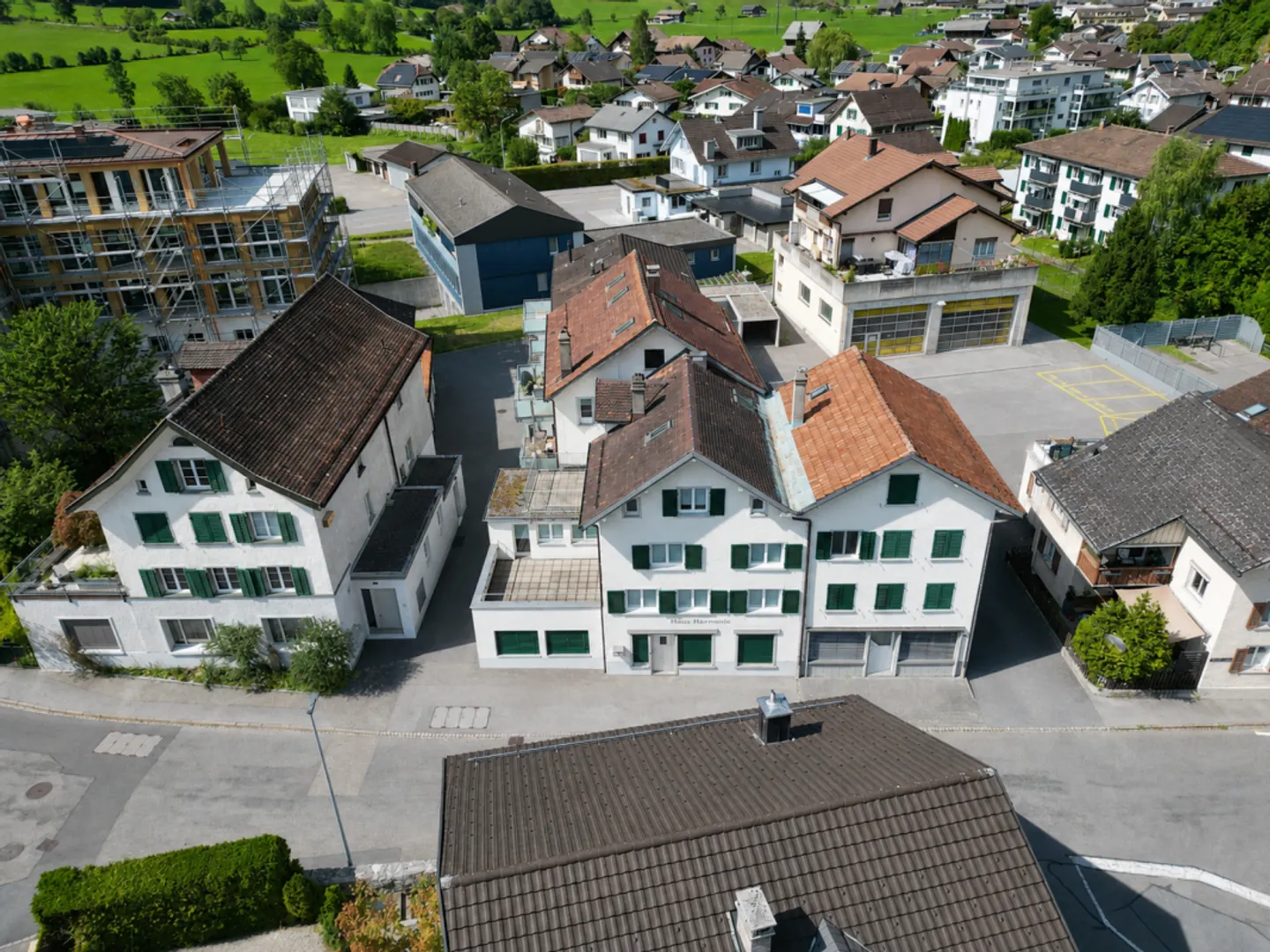 Mehrfamilienhaus mit 8 Wohneinheiten und mehreren Garagen in Netstal GL - Photo 3 of 13