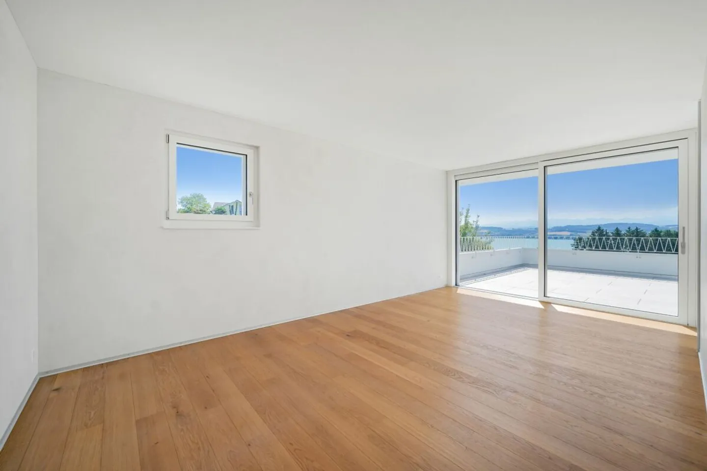 Exklusive 4.5 Zimmer Neubau Terrassenwohnung mit atemberaubender Weitsicht über den Murtensee - Foto 2 von 13