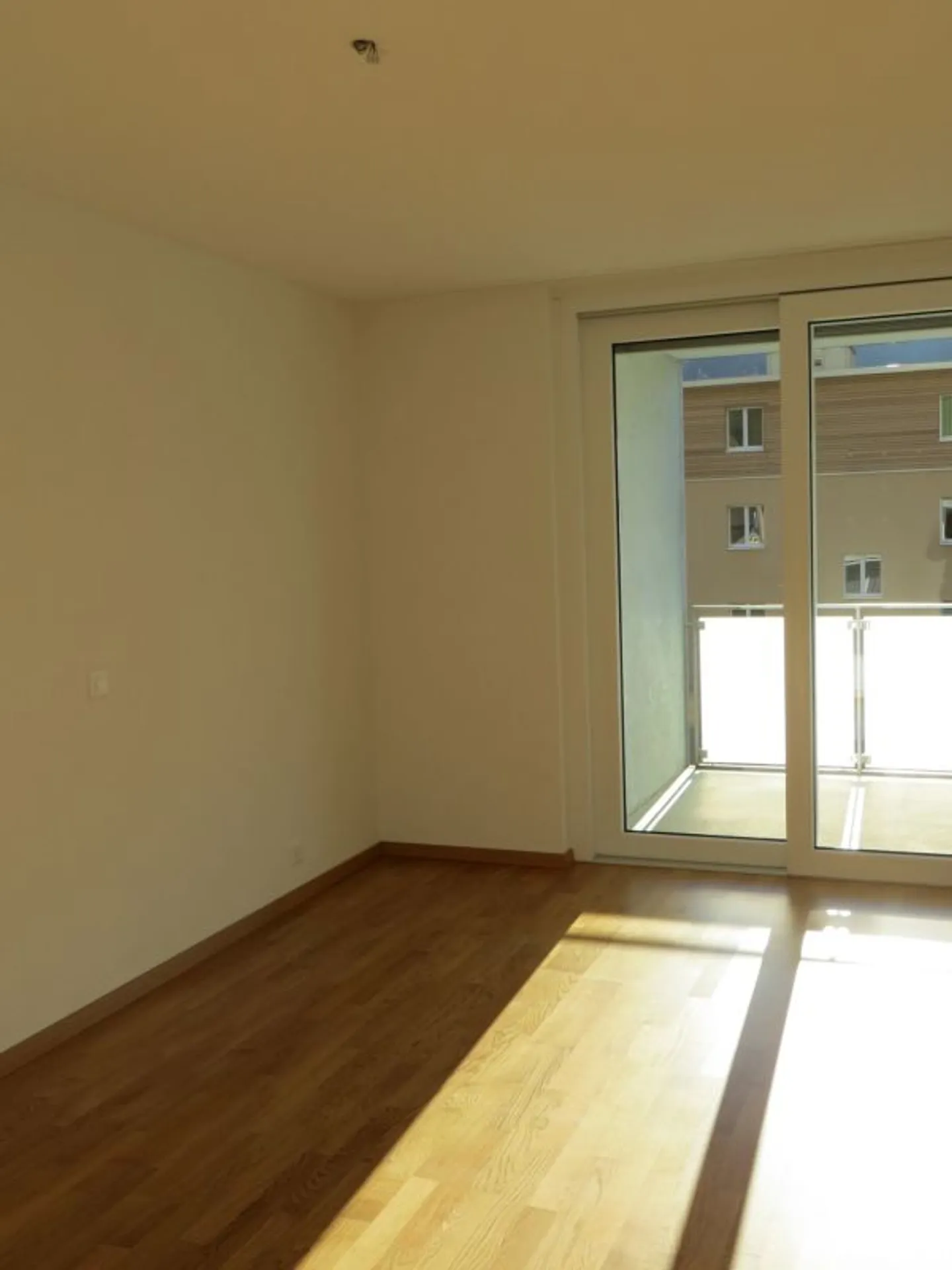 Appartamento al piano terra 4 1/2 locali soleggiato - Foto 5 di 9