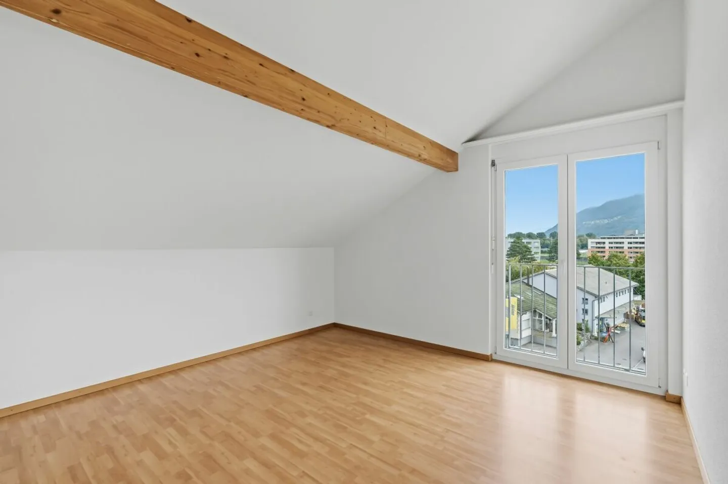 Bright 3.5-room attic apartment with terrace &amp; panoramic views - Photo 6 of 13