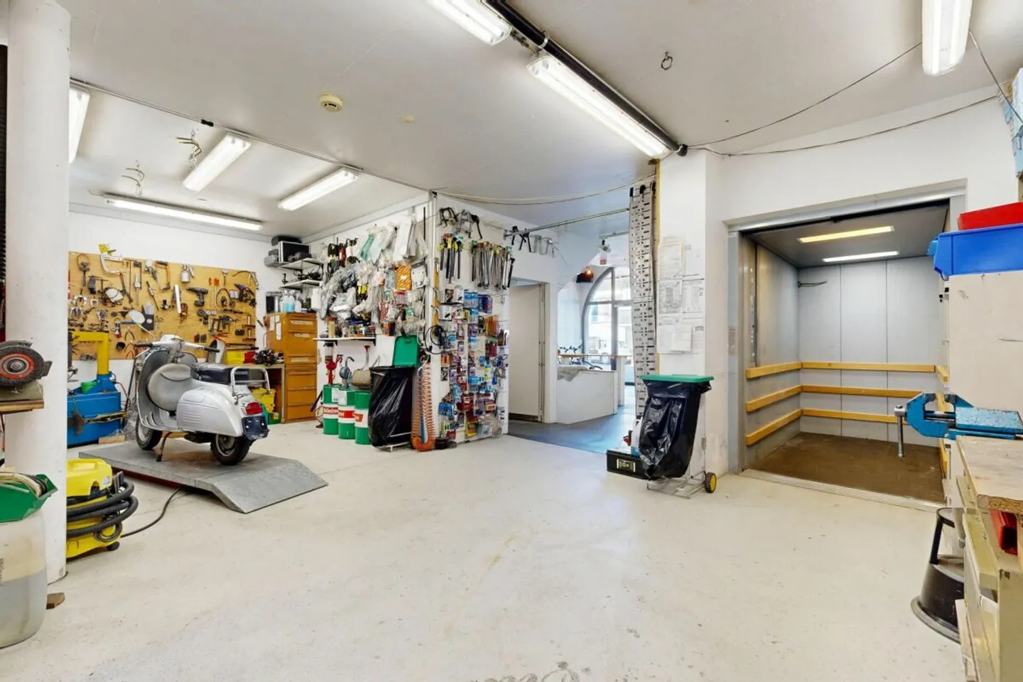 Modern single-family house with commercial share - Photo 6 of 13