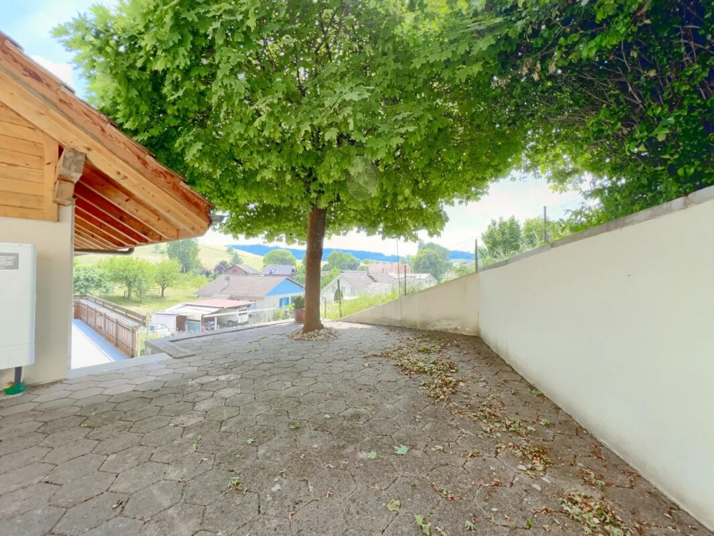 Spacious multi-generational house in a sunny hillside location with breathtaking views of greenery - Photo 12 of 13